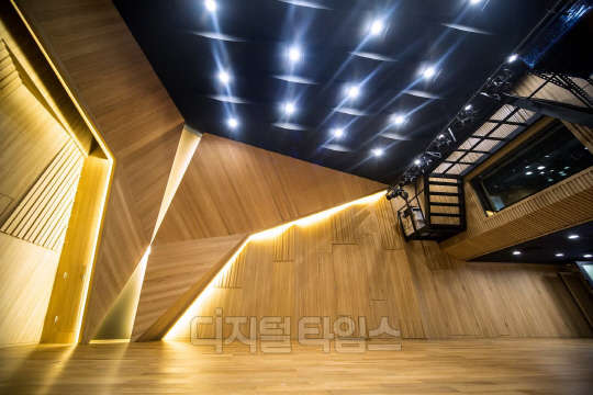 아이리버가 이태원에 설립한 음악 문화 공간 '스트라디움(STRADEUM)'이 오는 16일부터 개장한다. <아이리버 제공>